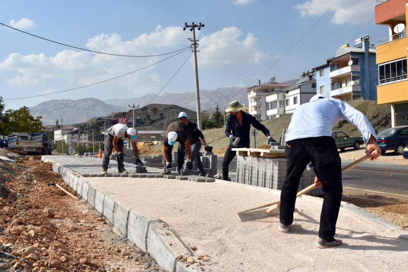 Çağlayancerit adeta şantiye görünümünü andırıyor