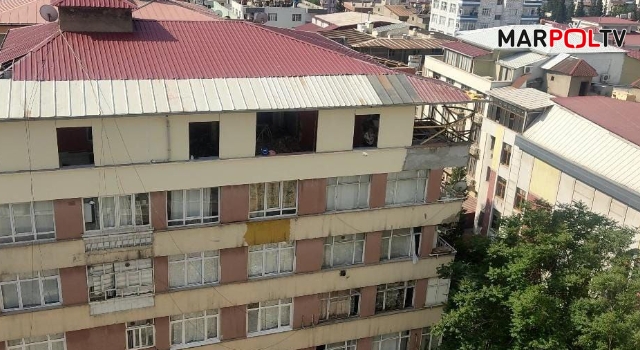 Kahramanmaraş’ta vatandaşlar apartmandan moloz atılmasına tepki gösterdi