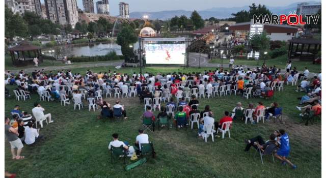 Kahramanmaraşlı Futbolseverler, Milli Heyecana Dev Ekrandan Eşlik Etti