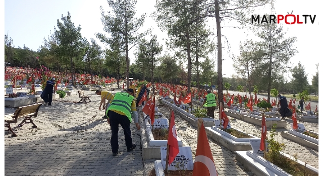 Şehitlik ve Mezarlıklar Bayrama Hazırlandı