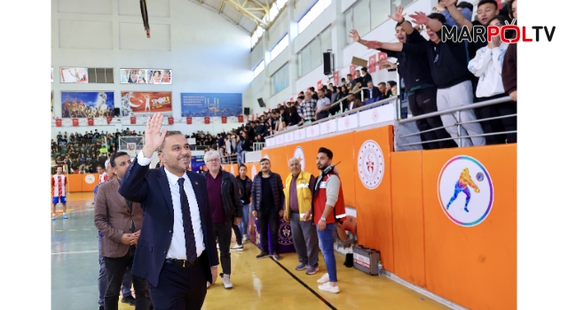 Başkan Toptaş, Cumhuriyet Spor Şöleni futsal finalini izledi