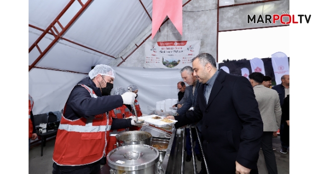 Başkan Hanifi Toptaş, ilk iftarını depremzede vatandaşlarla açtı