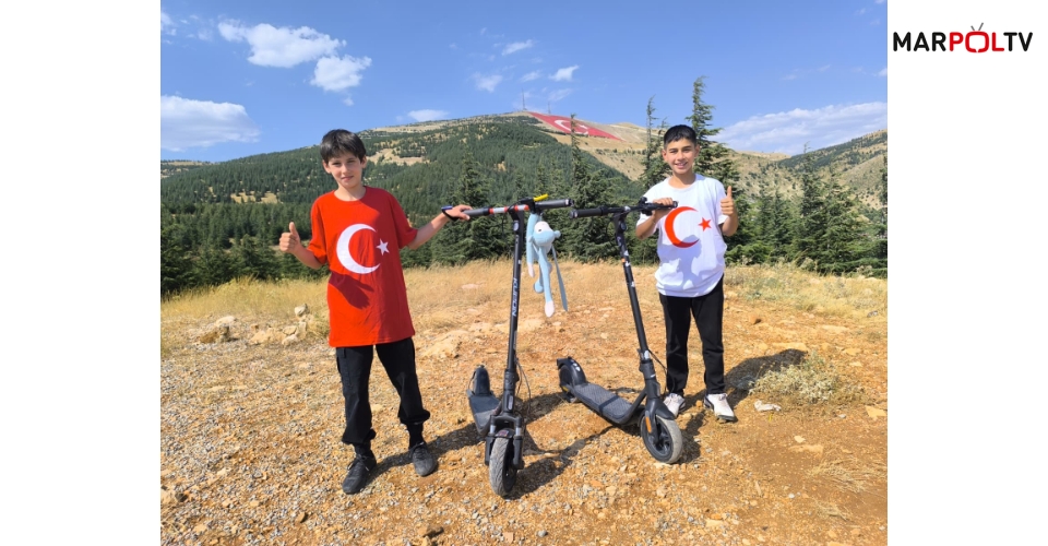 Scooterlarını bayrak sevgisi için sürdüler, zirvede dünyanın en büyük ay yıldızıyla buluştular