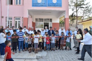 Türkoğlu Belediyesi'nce yürütülen "Bir Okul Değişirse Dünya Değişir" projesi kapsamında Ceceli Okulunda bakım ve onarım gerçekleştirdi.