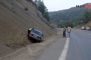Yoldan çıkan otomobil toprak zemine çarptı