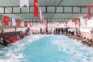 BAŞKAN AKPINAR, YENİKENT YÜZME HAVUZUNDA EĞİTİM GÖREN ÇOCUKLARIN HEYECANINA ORTAK OLDU.