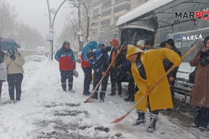 Büyükşehir’den Yaya Yollarında Kar Mesaisi